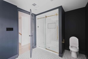 Duschwanne, Haartrockner, Handtücher, Toilettenpapier