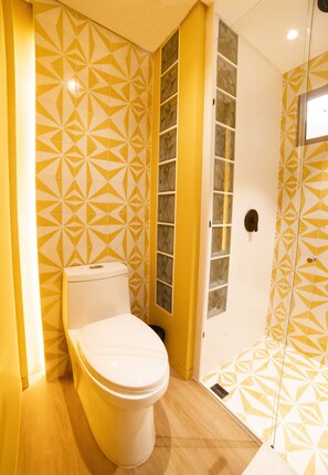 Elite Apartment | Bathroom | Shower, towels - Topá House (Medellín)