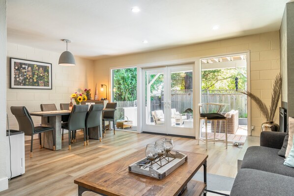 TV connectée, cheminée, livres