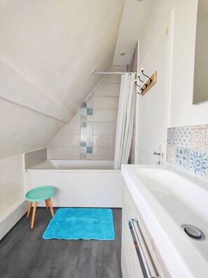 Combined shower/tub, hair dryer