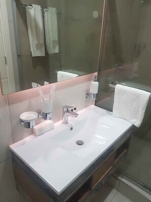 Banyera, sabatilles i tovalloles 