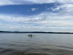 Um lago tranquilo com um pequeno barco ancorado no centro.
