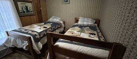 4 dormitoris, planxa i posts de planxar, un bressol de viatge i wifi