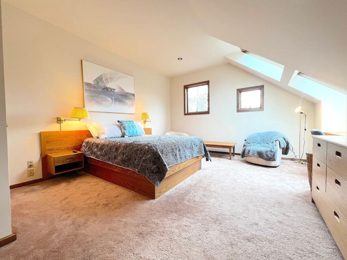 5 bedrooms, desk, iron/ironing board, travel crib