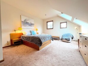 5 bedrooms, desk, iron/ironing board, travel crib - Stratton Mountain Home - Hot Tub, Sauna, Fire Pit, & MORE! (Jamaica)