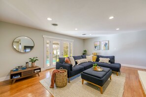 Smart TV - The Olive Get-Away | Pool💦 Game Room🏓 & BBQ♨️ (Redding)