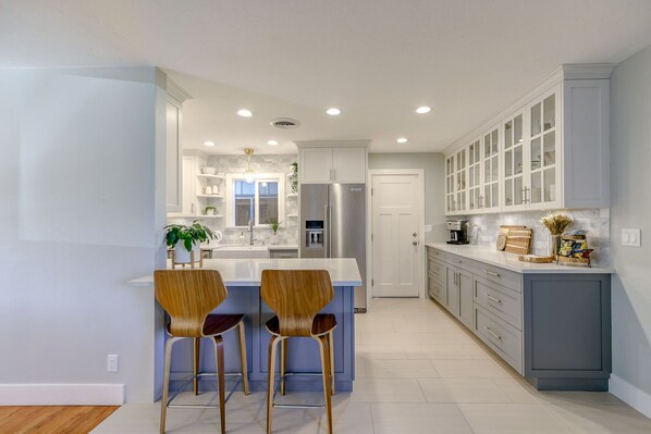 Fridge, microwave, oven, stovetop - The Olive Get-Away | Pool💦 Game Room🏓 & BBQ♨️ (Redding)