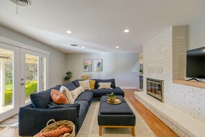 Smart TV - The Olive Get-Away | Pool💦 Game Room🏓 & BBQ♨️ (Redding)