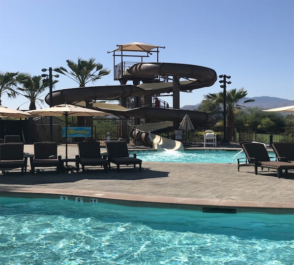 Utendørsbasseng og et oppvarmet basseng