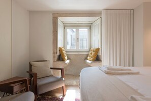 2 quartos, ferros/tábuas de passar roupa, acesso à internet