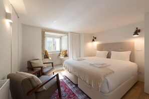 2 bedrooms, iron/ironing board, internet, bed sheets