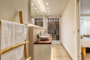Shower, hair dryer, towels - New Oasis Supreme Living4malaga (Málaga)