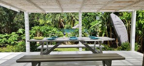Outdoor dining - Cottage Manua by Tahiti Homes (Moorea-Maiao)