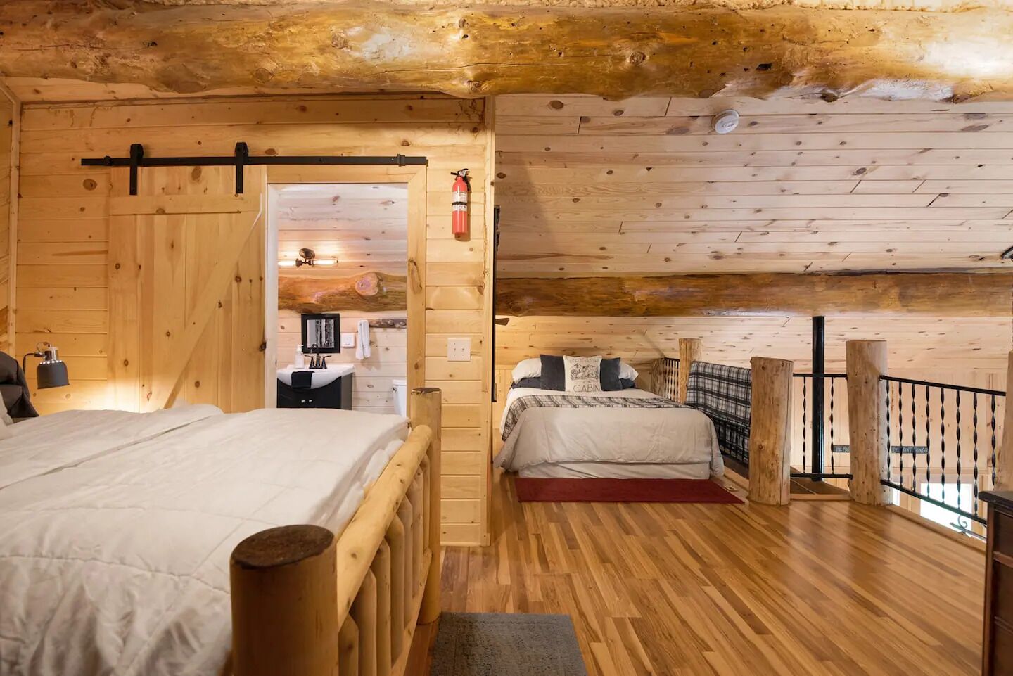 2 habitaciones, escritorio, tabla de planchar con plancha y wifi gratis 