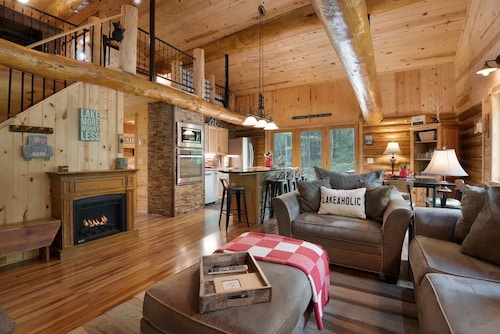 PARADISE NORTH: LOG HOME CABIN IN BRAINERD, MN