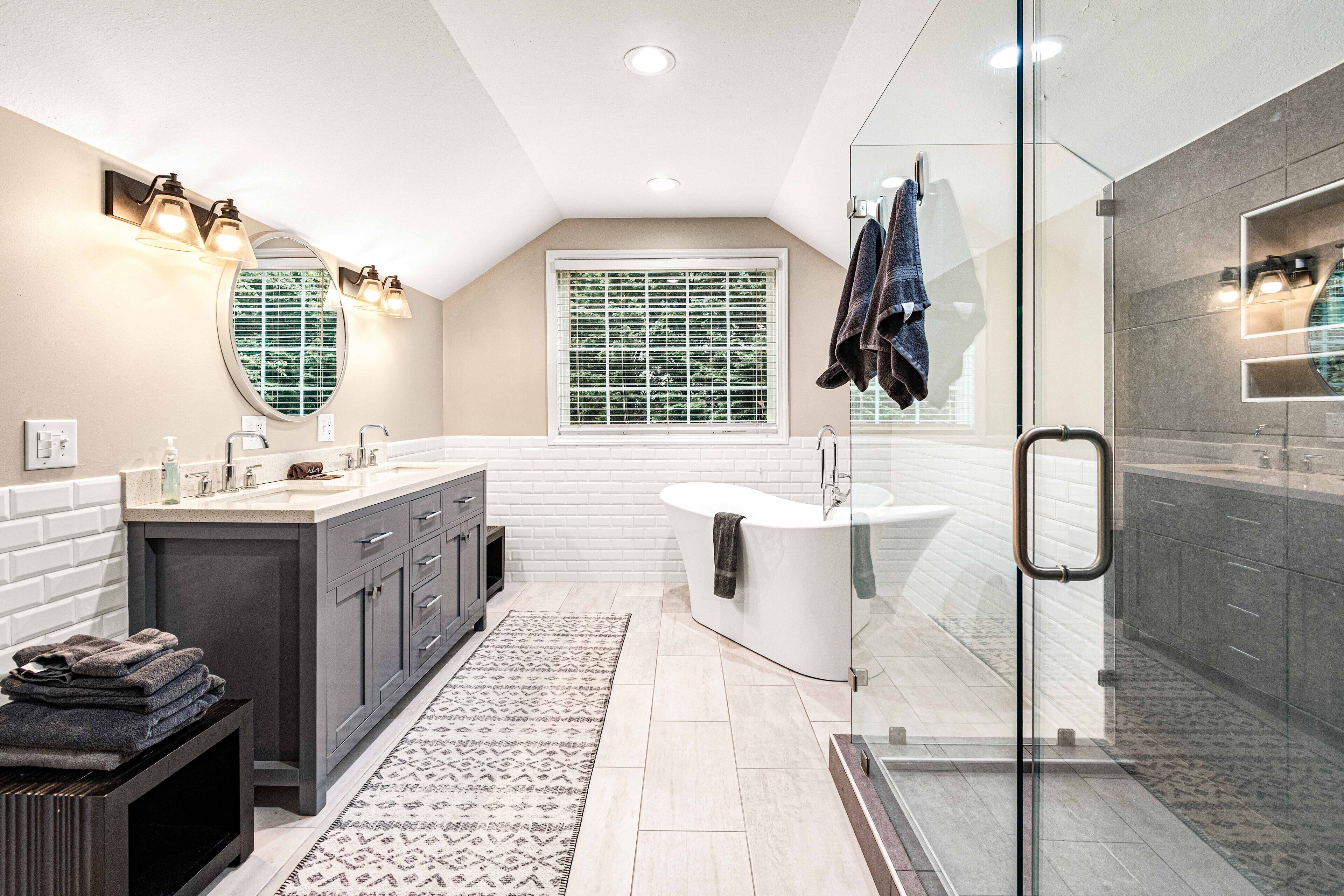Combined shower/bathtub, hair dryer, towels, soap