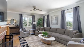 Fernseher, Kamin, Videospiele, Tischfußball