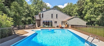 Secluded Oasis in Asheville! Game Room, Movie Theater, and Hot Tub * 20 min to Biltmore!