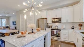 Lemari es, microwave, oven, dan kompor