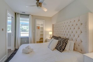 3 soverom, skrivebord, strykejern/-brett og reiseseng for barn