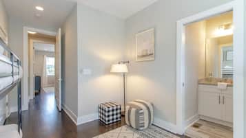 3 kamar tidur, meja kerja, setrika/meja setrika, dan tempat tidur bayi