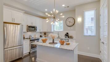 Lemari es, microwave, oven, dan kompor