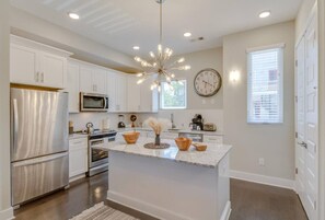 Køleskab, mikrobølgeovn, ovn, kogeplade