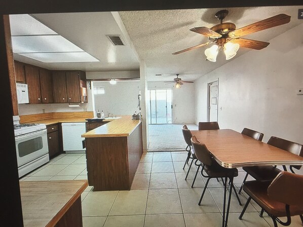 Private kitchen - Located in Indio Home to Concerts and Festivals (Indio)