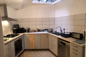 Een koelkast, een microgolfoven, een oven, een kookplaat
