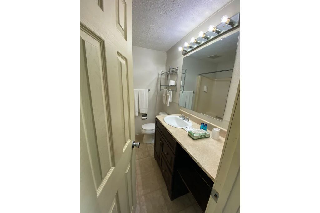 lovely 2-bedroom apartment with pool 3B