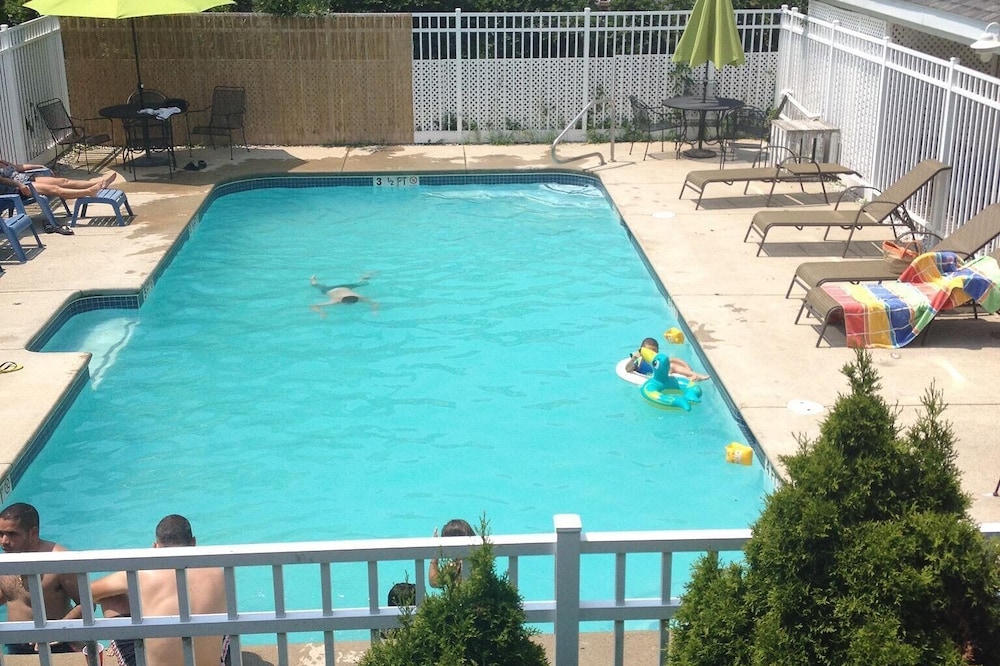 lovely 2-bedroom apartment with pool 3B