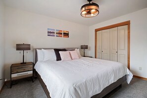 4 bedrooms, iron/ironing board, WiFi, bed sheets