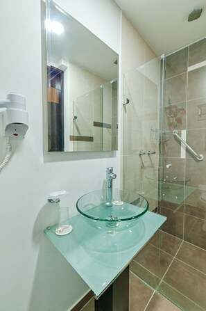 Shower, hair dryer, towels, soap - A spacious and fabulous   387 ft2 studio, near every thing in Cali (Cali)