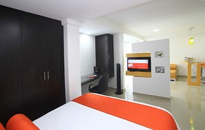 2 bedrooms, desk, iron/ironing board, free WiFi - A spacious and fabulous   387 ft2 studio, near every thing in Cali (Cali)