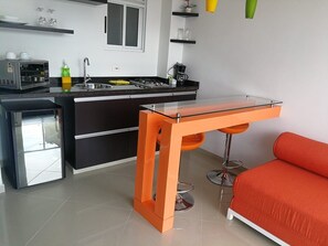 Frigorifero, microonde, piano cottura, macchina per tè/caffè