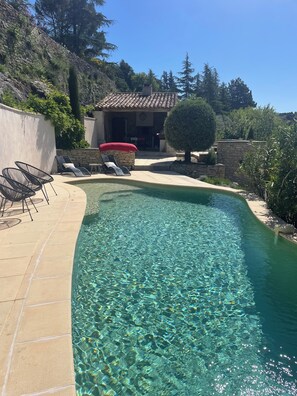 Utendørsbasseng og et oppvarmet basseng