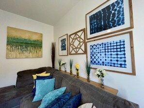 TV - Charming DC Townhome with 3 Private Bedroom Suites (Washington)