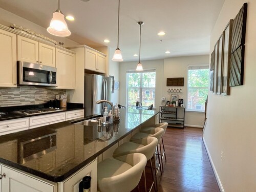 Quiet and cozy 3BR & 3BA in DC less than 10 minutes from the Metro