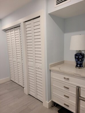 Interior - Beautiful lower floor unit furnished on a quiet and private street (Key Largo)