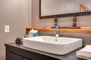 Maison, Plusieurs lits, foyer, vue sur le jardin | Salle de bain | Serviettes fournies, shampooing