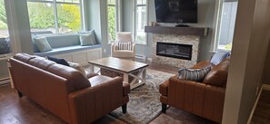 Smart TV, fireplace, ping pong - Steps from the beach and Pool #62 (Osoyoos)