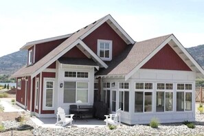 Exterior - Steps from the beach and Pool #62 (Osoyoos)