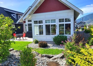 Outdoor dining - Steps from the beach and Pool #62 (Osoyoos)