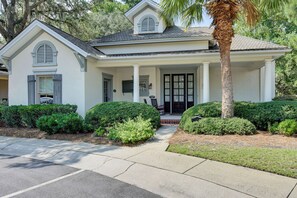 Exterior - 5 Mi to Old Town Bluffton: Cottage w/ Patio (Bluffton)