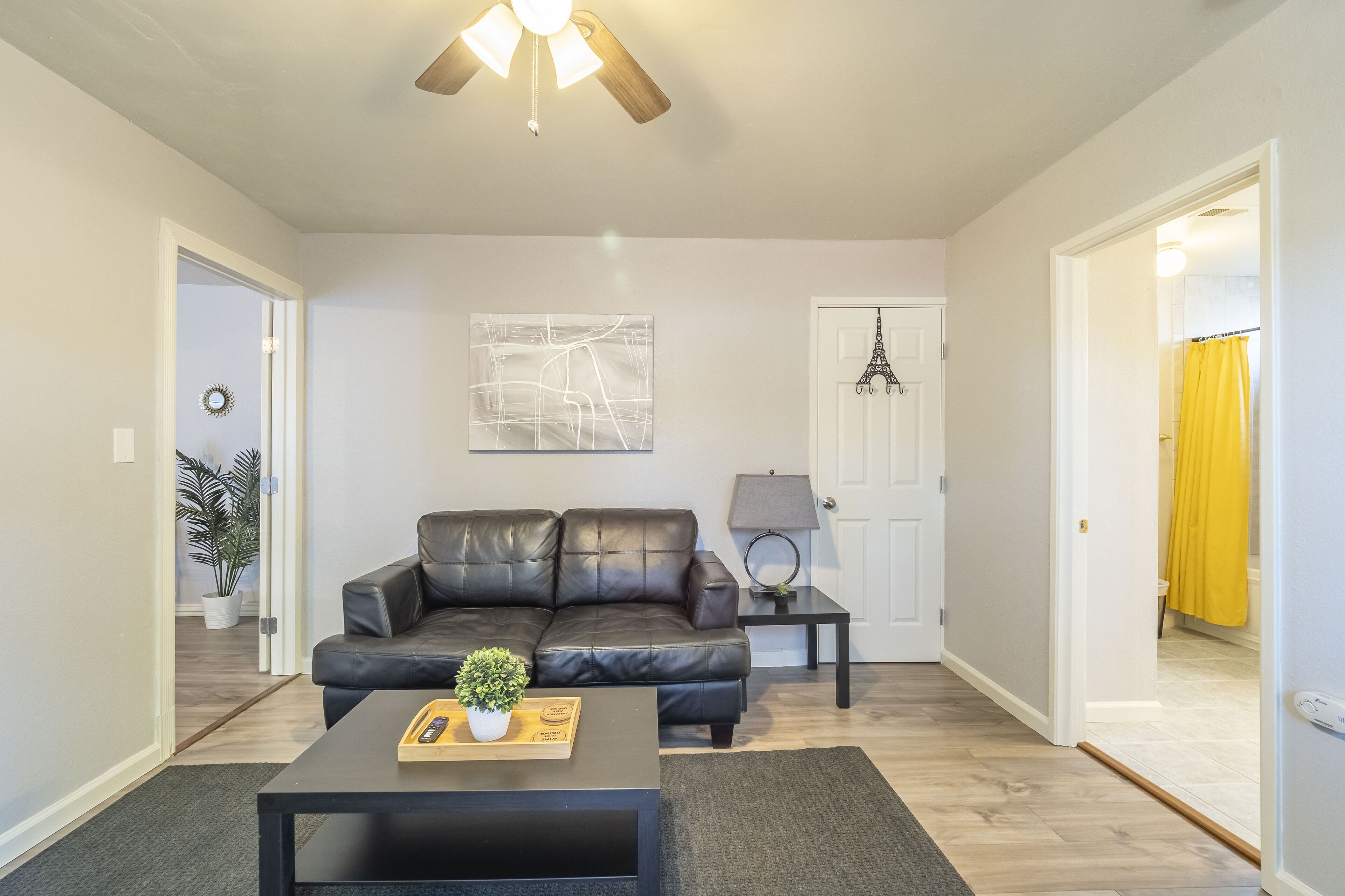 Modern studio in Carmichael | Netflix | Work Desk