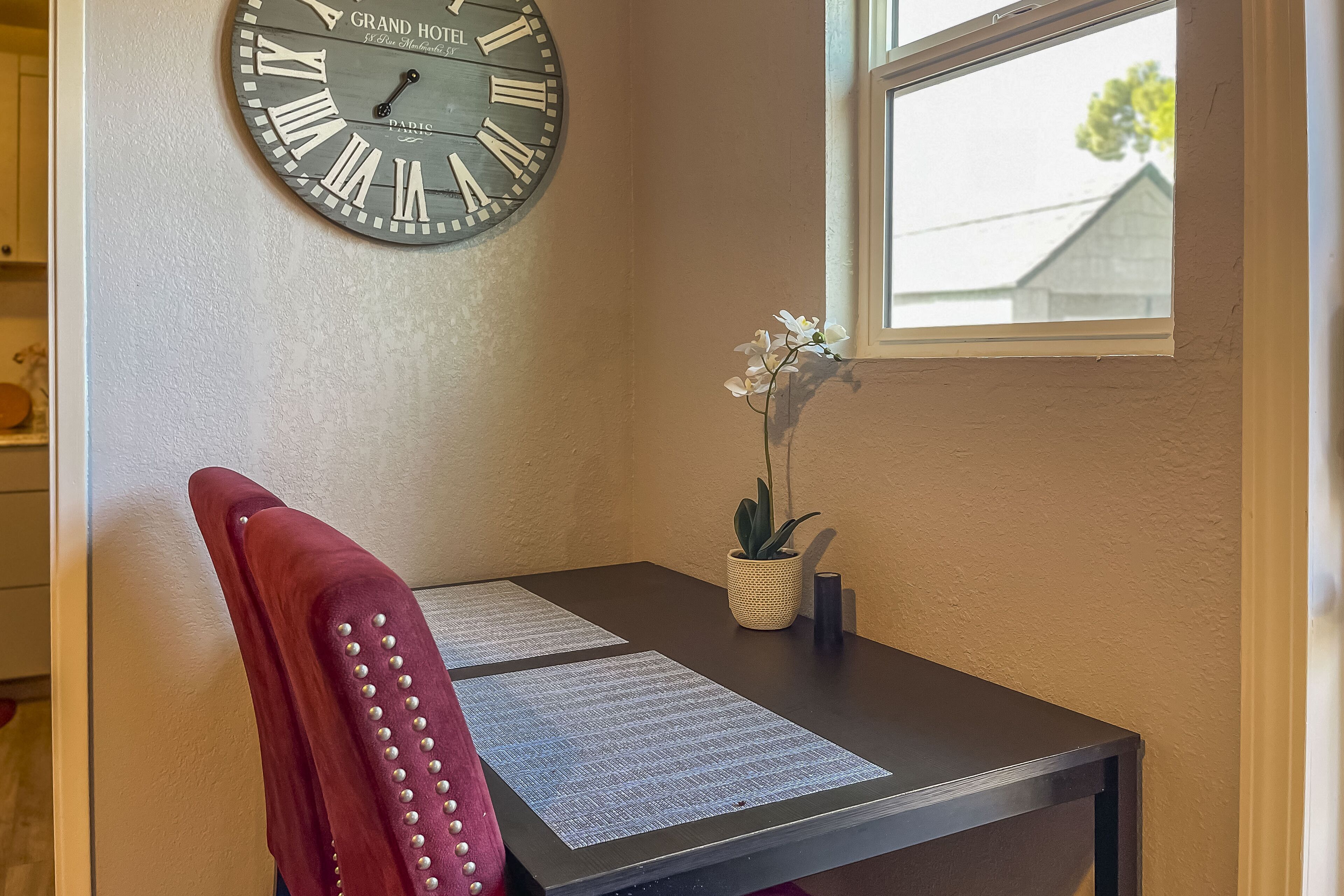 Modern studio in Carmichael | Netflix | Work Desk