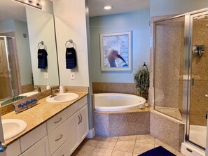 Combined shower/bathtub, hair dryer, towels, soap - WOW! Loaded Family Condo; 17 Floor Gulf View-EZ walk to Beach #SkyHighBeachVibes (Panama City Beach)
