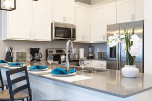 Frigorifero, microonde, forno, piano cottura