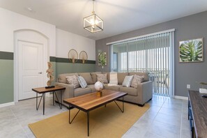 TV - Charming Villa | Themed Rooms | Prime Location (Four Corners)