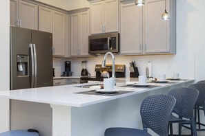 Frigorifero, microonde, forno, piano cottura